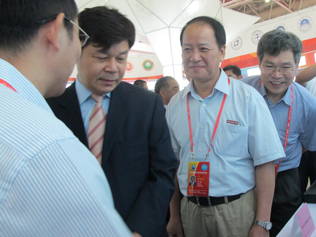 教育部杜占元副部长亲临玩球(中国展位指导